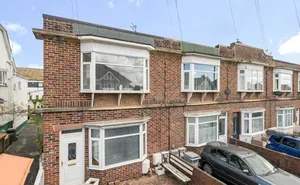 2 bed property to rent — Manor Road, Paignton, Devon, TQ3