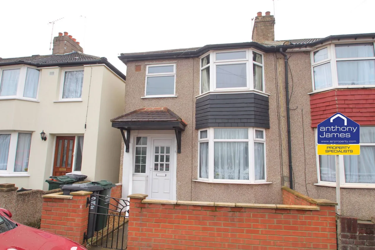 3 bed house for sale — Cranford Road, Dartford