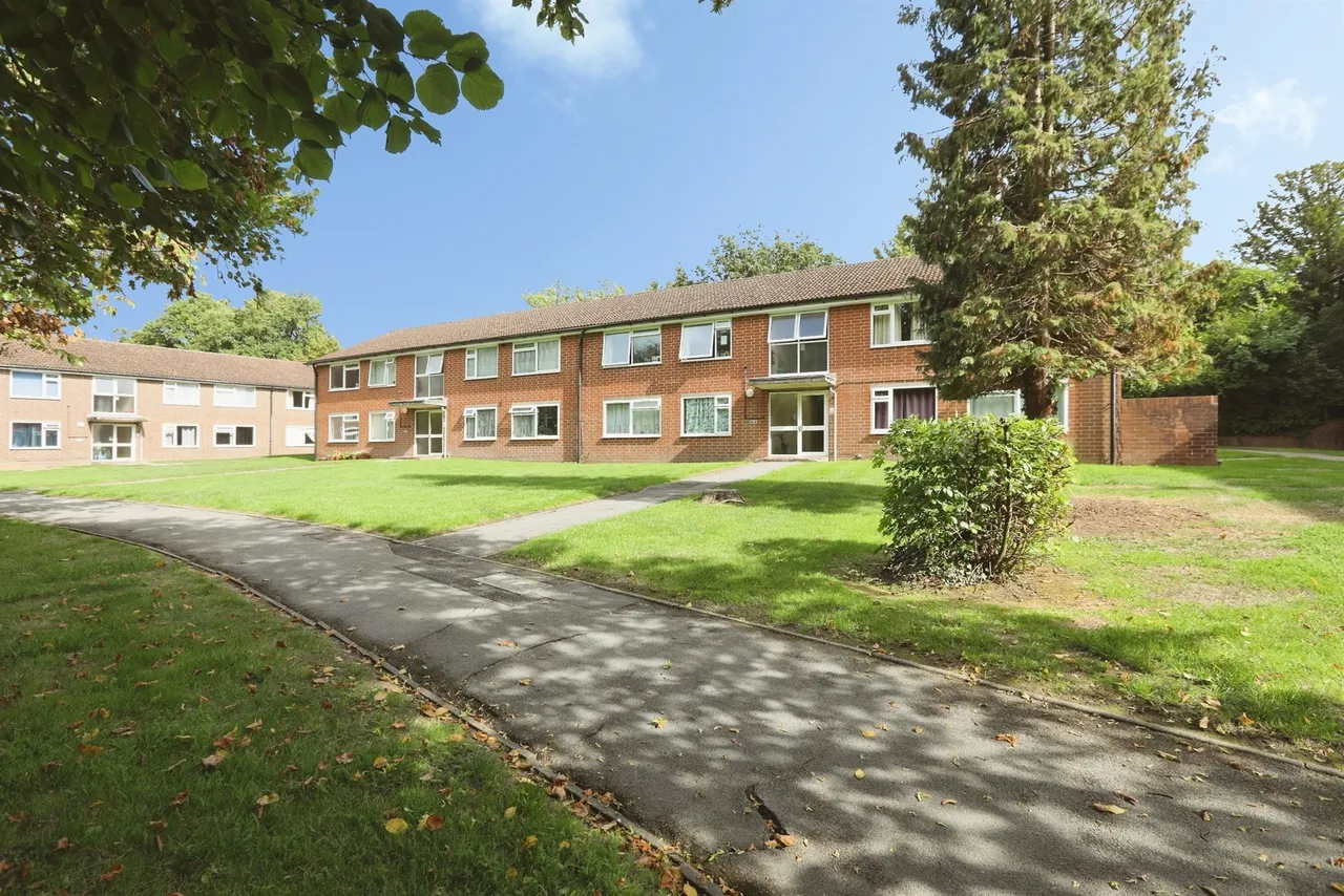 2 bed flat for sale — London Road, East Grinstead