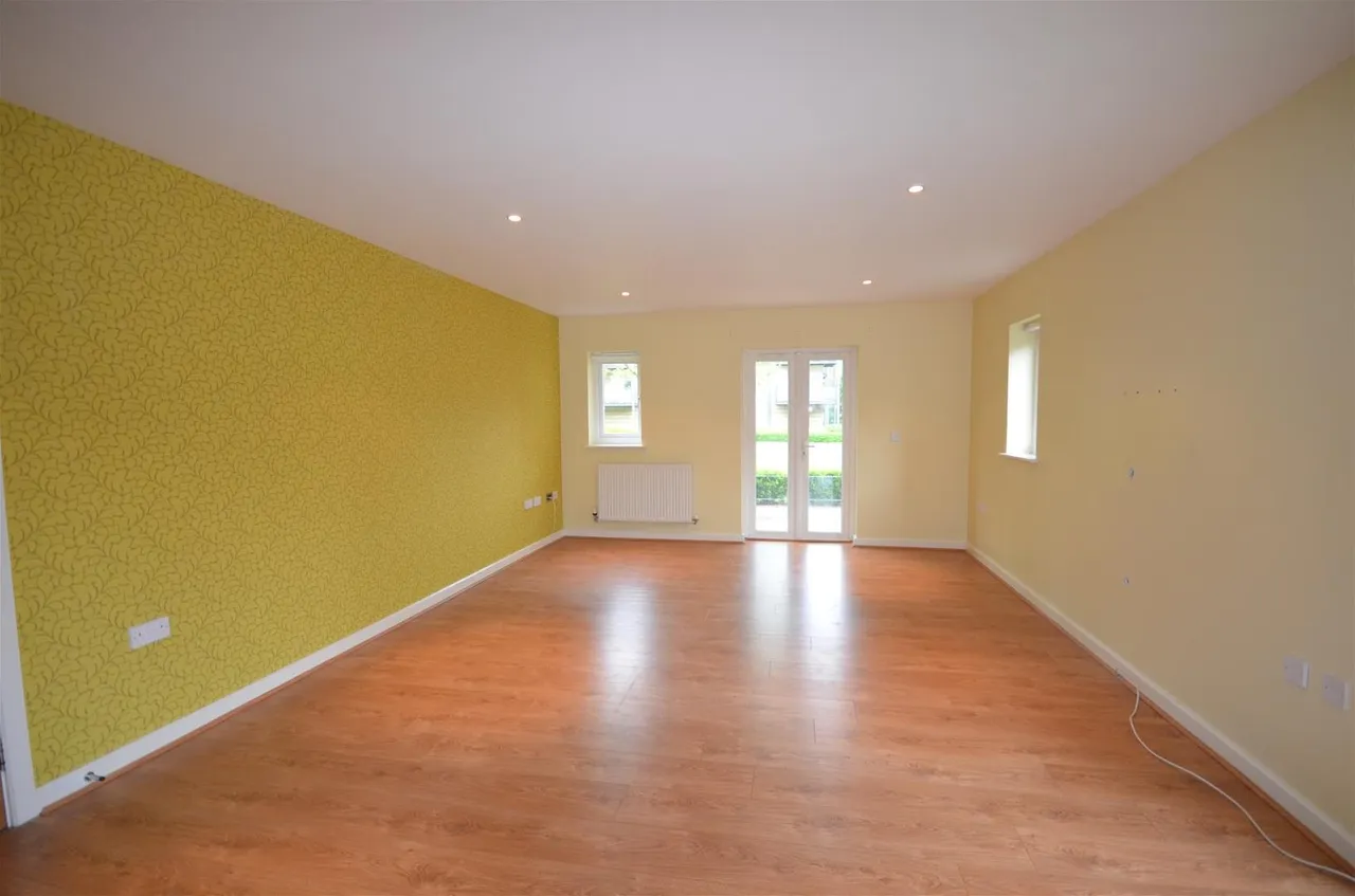 2 bed flat to rent — Manhattan Avenue, Watford