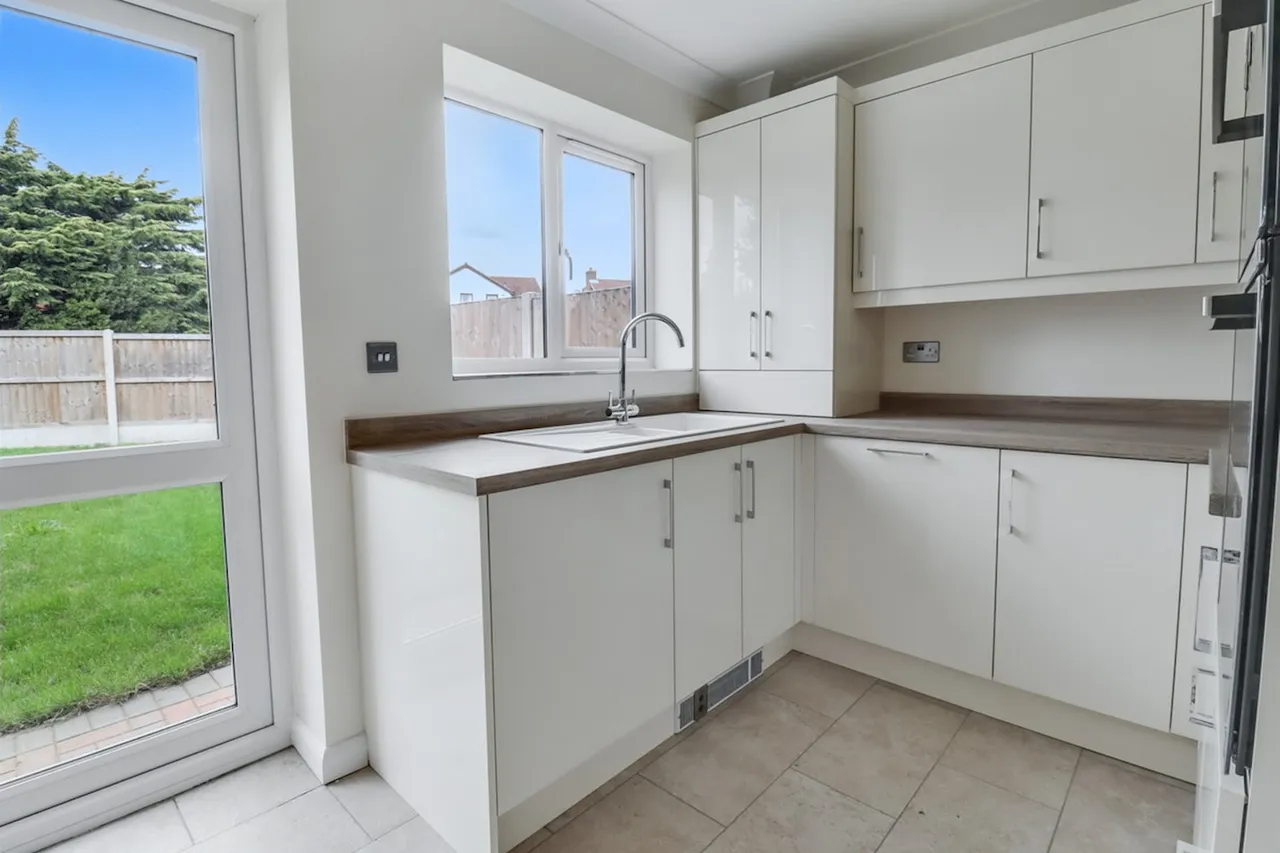 Fairview Crescent, Rayleigh, SS6, photo 2
