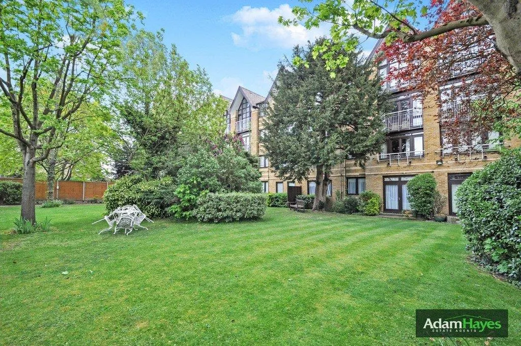 Sandringham Gardens, North Finchley, N12, photo 4