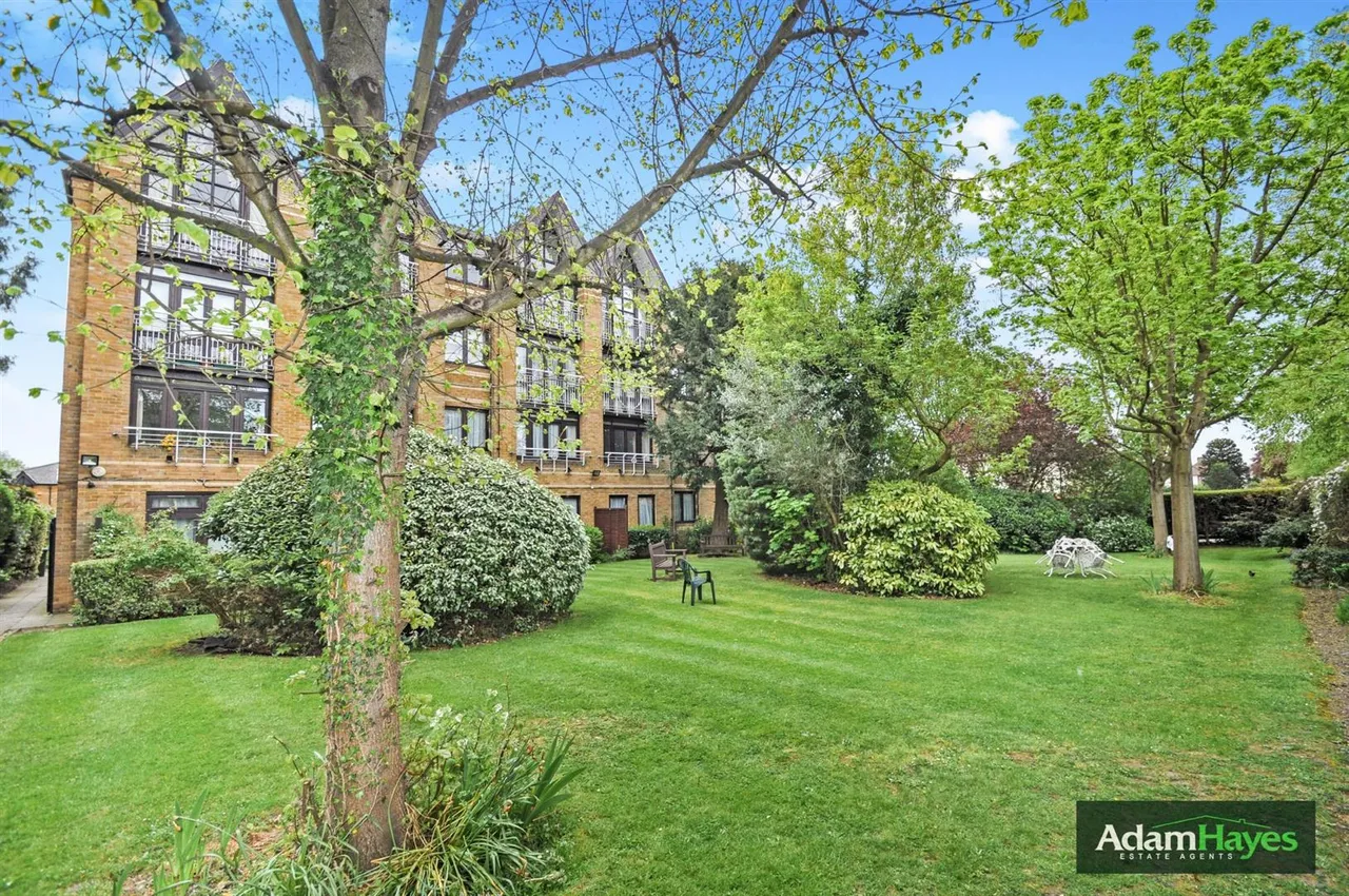 Sandringham Gardens, North Finchley, N12, photo 5