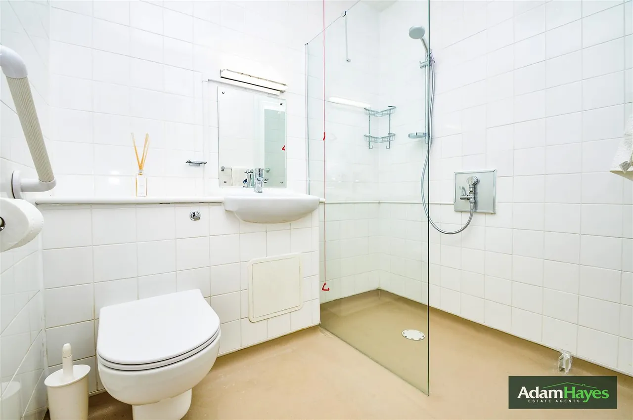 Sandringham Gardens, North Finchley, N12, photo 6