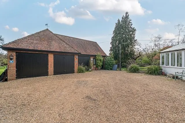 Old Chertsey Road, Chobham, GU24, photo 7