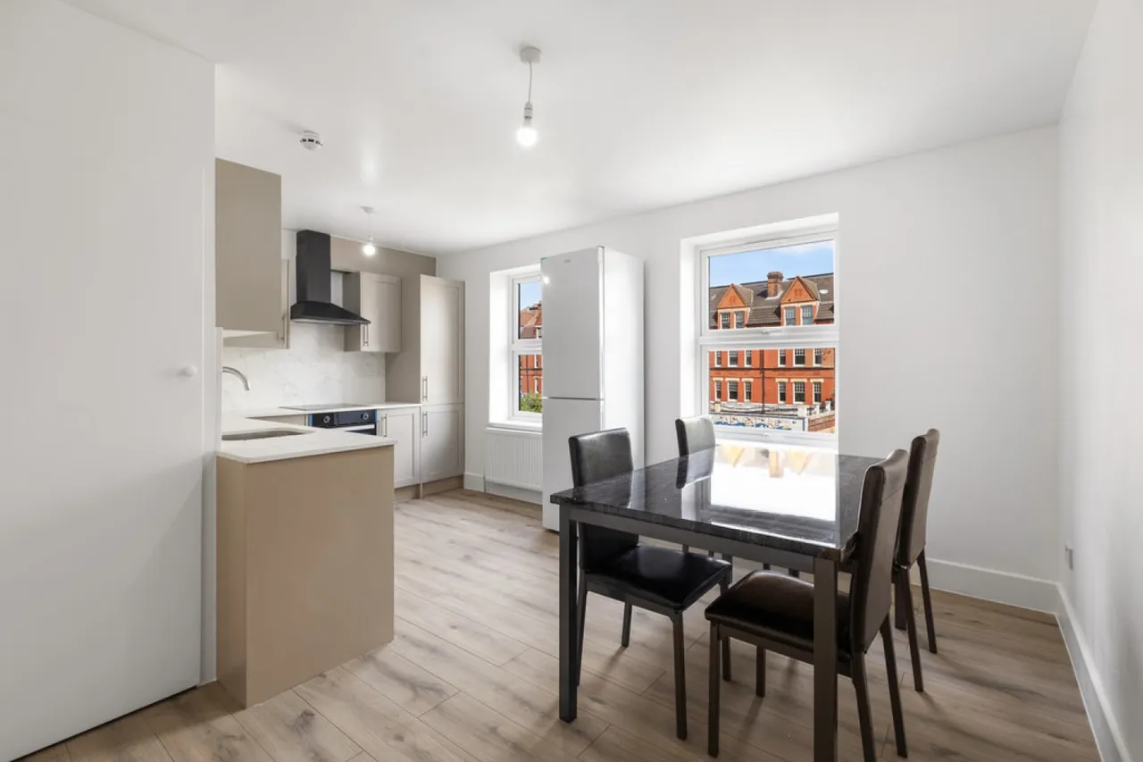 Balham High Road, Balham, photo 6