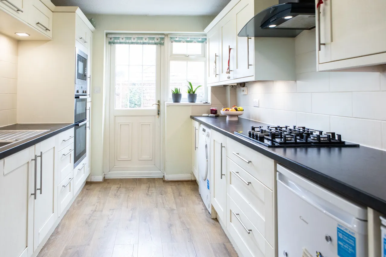 Dorchester Close, Cranbrook Drive, Maidenhead, Berkshire, photo 9