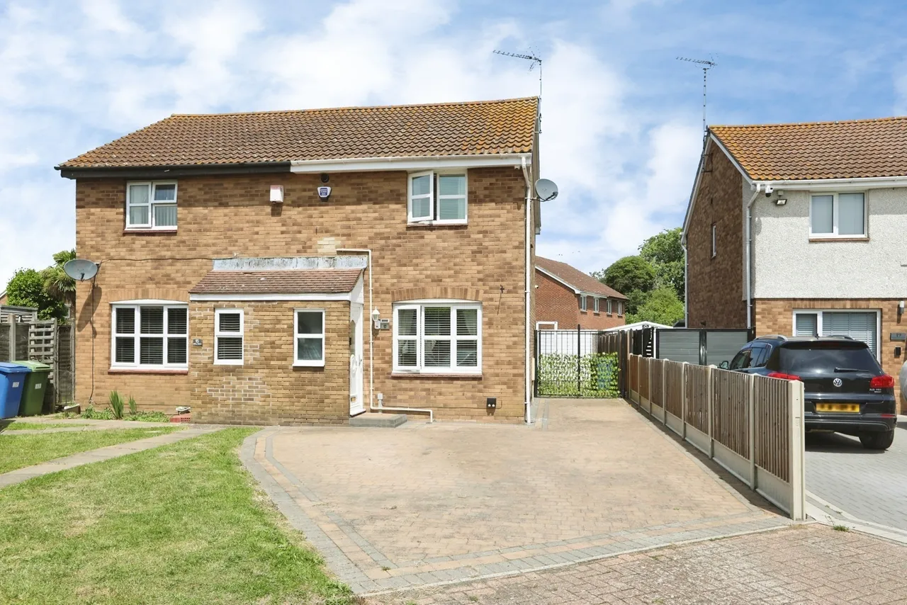 3 bed house for sale — Diligent Drive, Sittingbourne, Kent, ME10