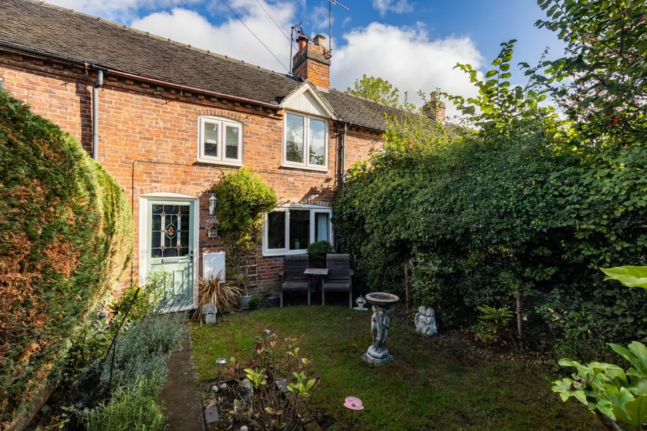 2 bed house for sale — The Nook, Barrow-On-Trent
