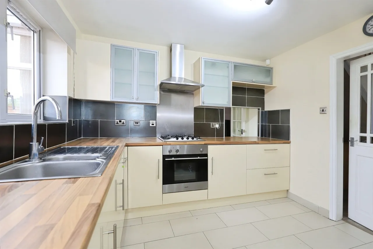 Weston Drive, Bilston, WV14, photo 3