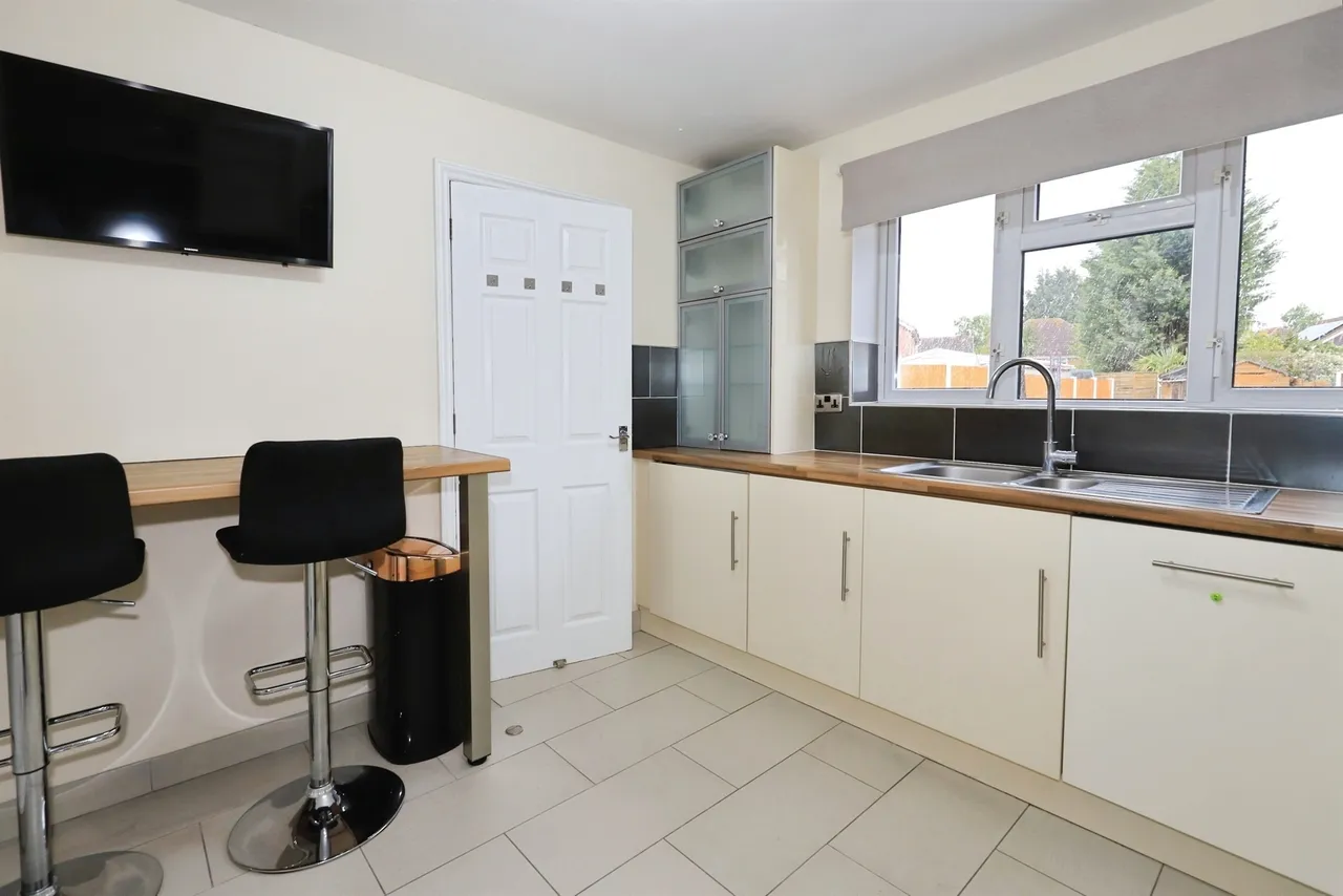 Weston Drive, Bilston, WV14, photo 5