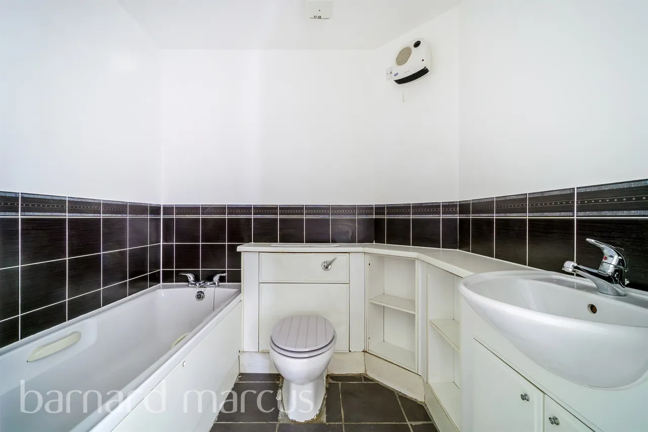 International Way, Sunbury-On-Thames, TW16, photo 9