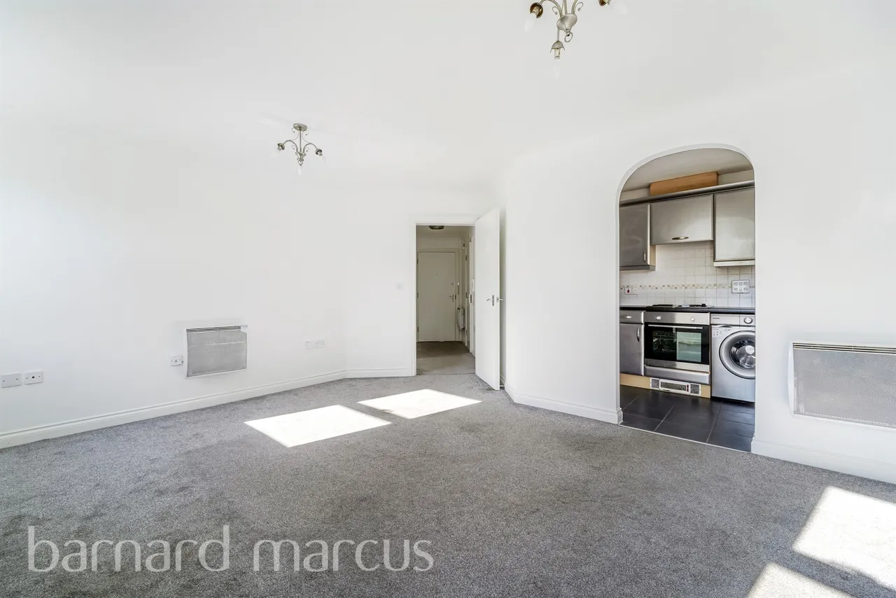 International Way, Sunbury-On-Thames, TW16, photo 4