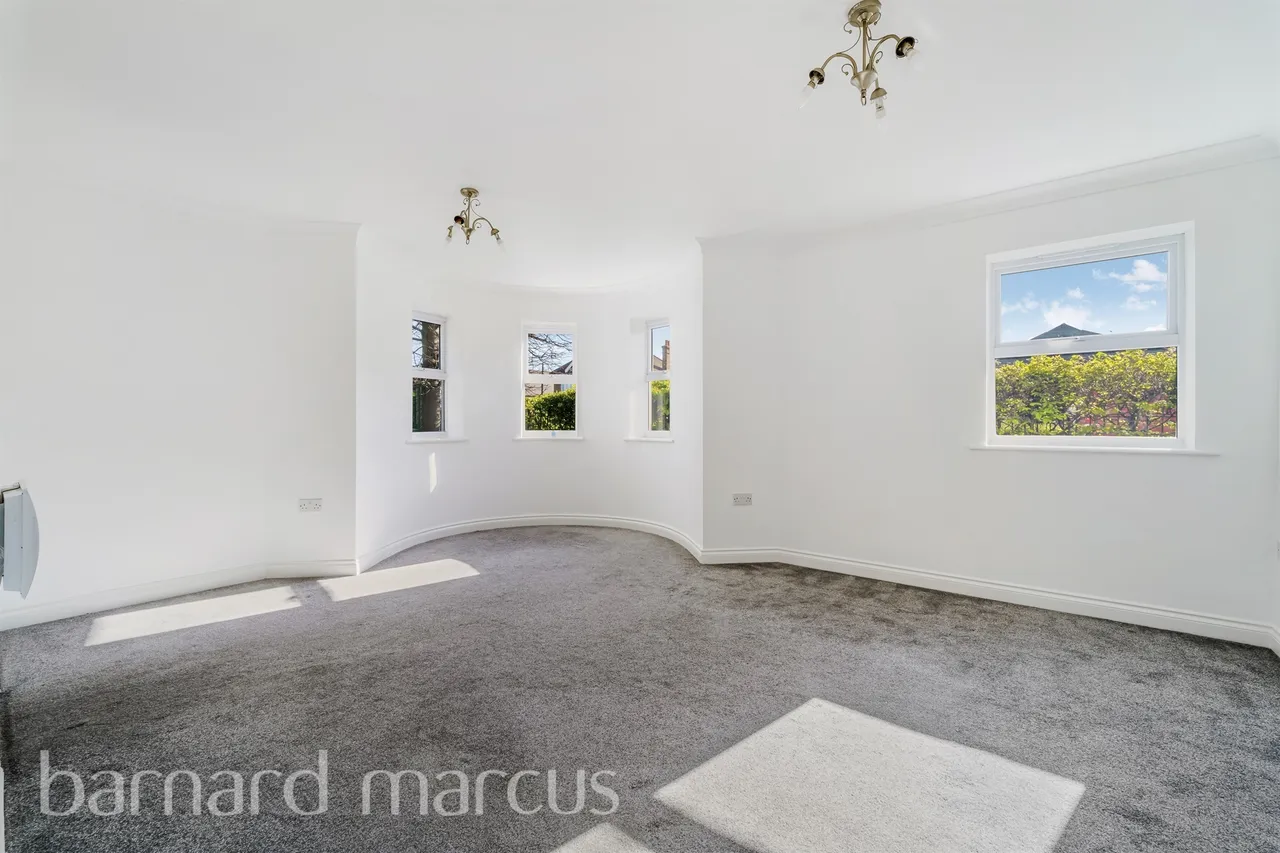 International Way, Sunbury-On-Thames, TW16, photo 3