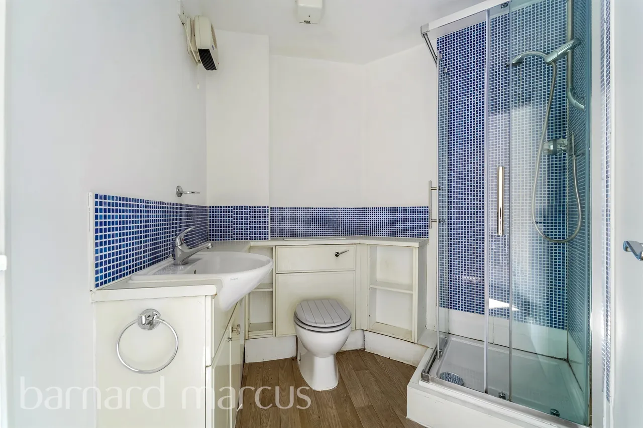 International Way, Sunbury-On-Thames, TW16, photo 8