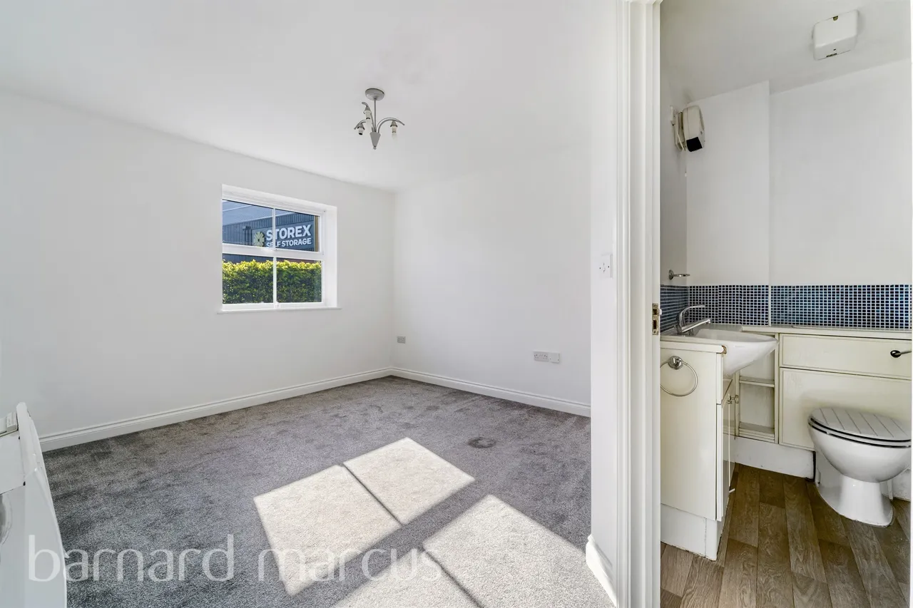 International Way, Sunbury-On-Thames, TW16, photo 6