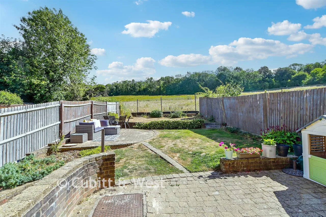 3 bed house for sale, Longsdon Way, Caterham, CR3