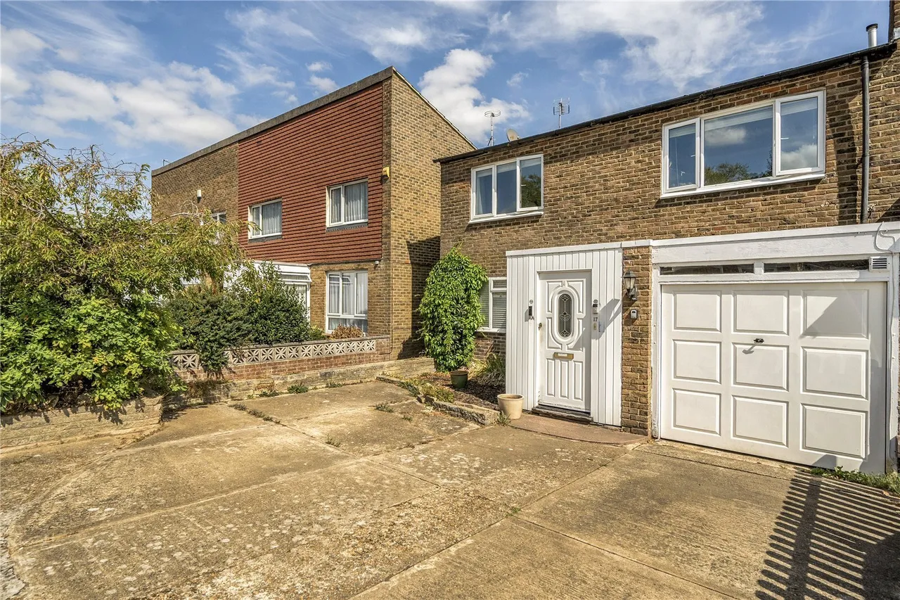 2 bed flat for sale, Lismore Crescent, Crawley, RH11