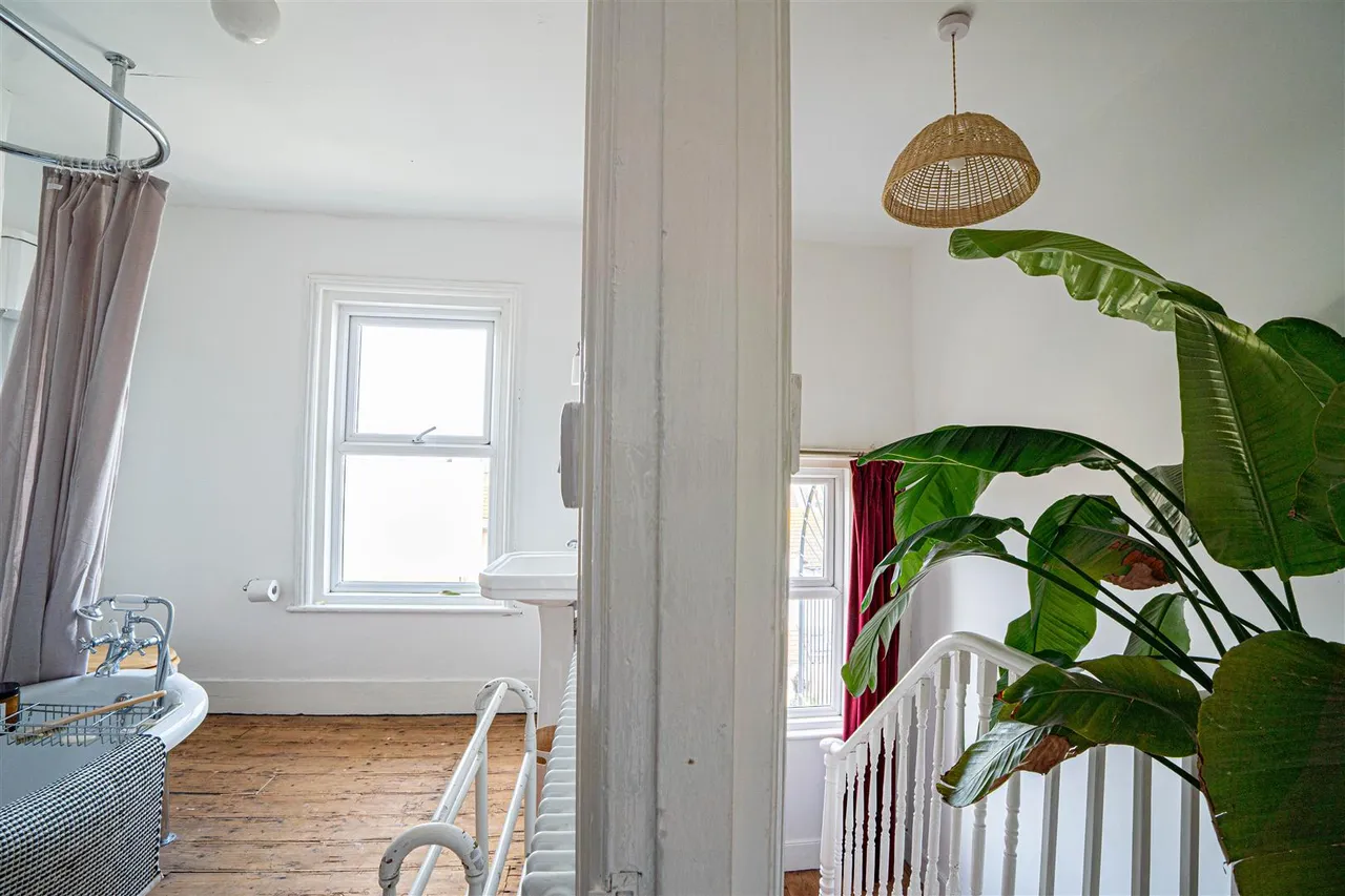Gladstone Terrace, Hastings, photo 20