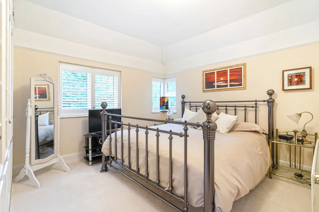 Woodcote Valley Road, Purley CR8 3BN, photo 12