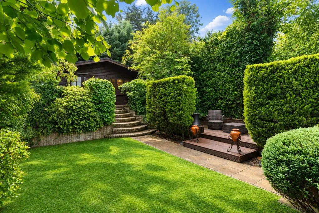 Woodcote Valley Road, Purley CR8 3BN, photo 19