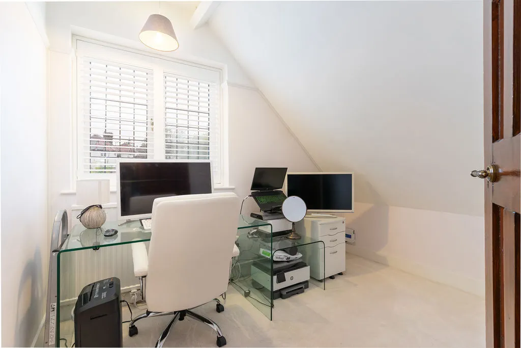Woodcote Valley Road, Purley CR8 3BN, photo 15