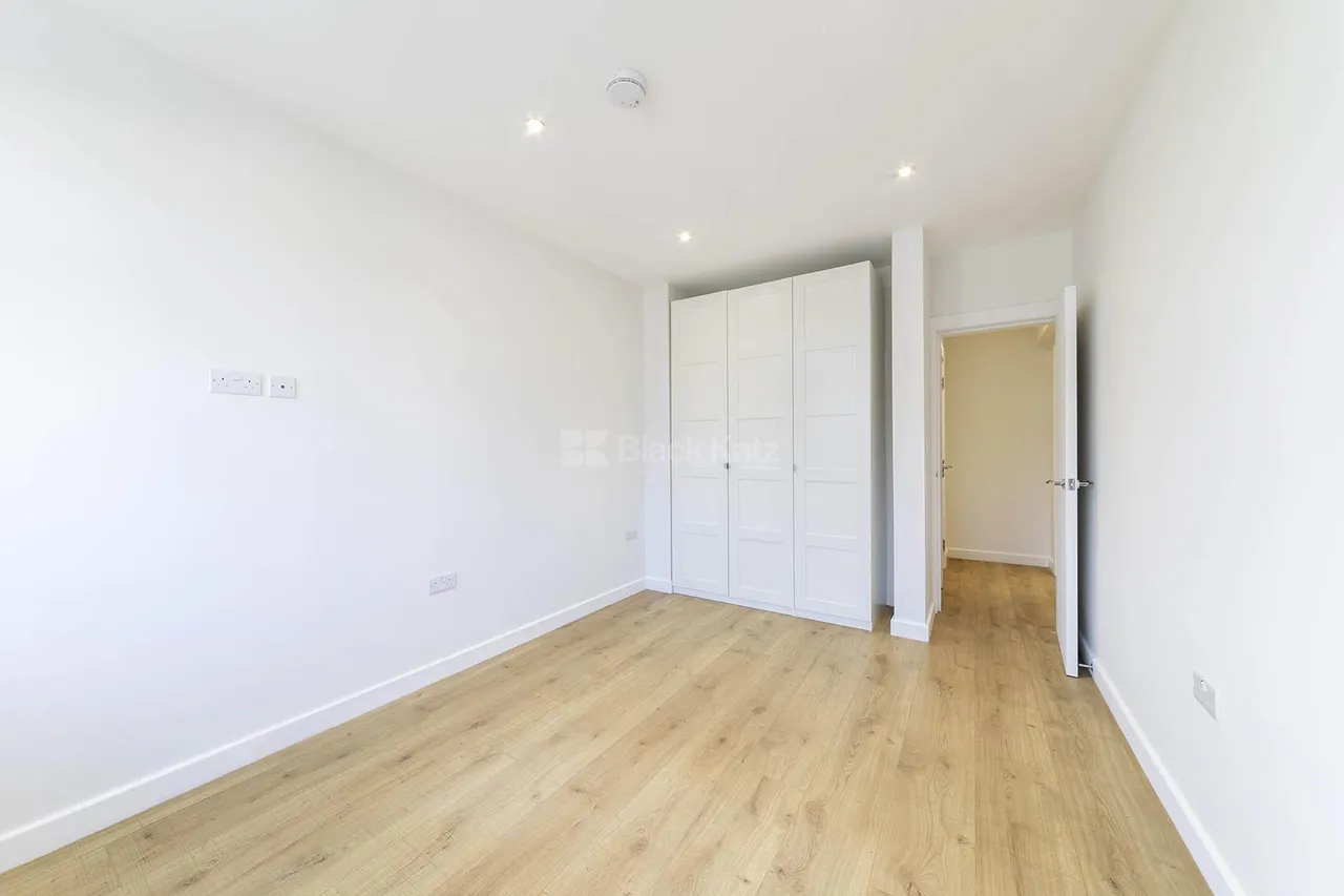 Oaklands Road, NW2, photo 8