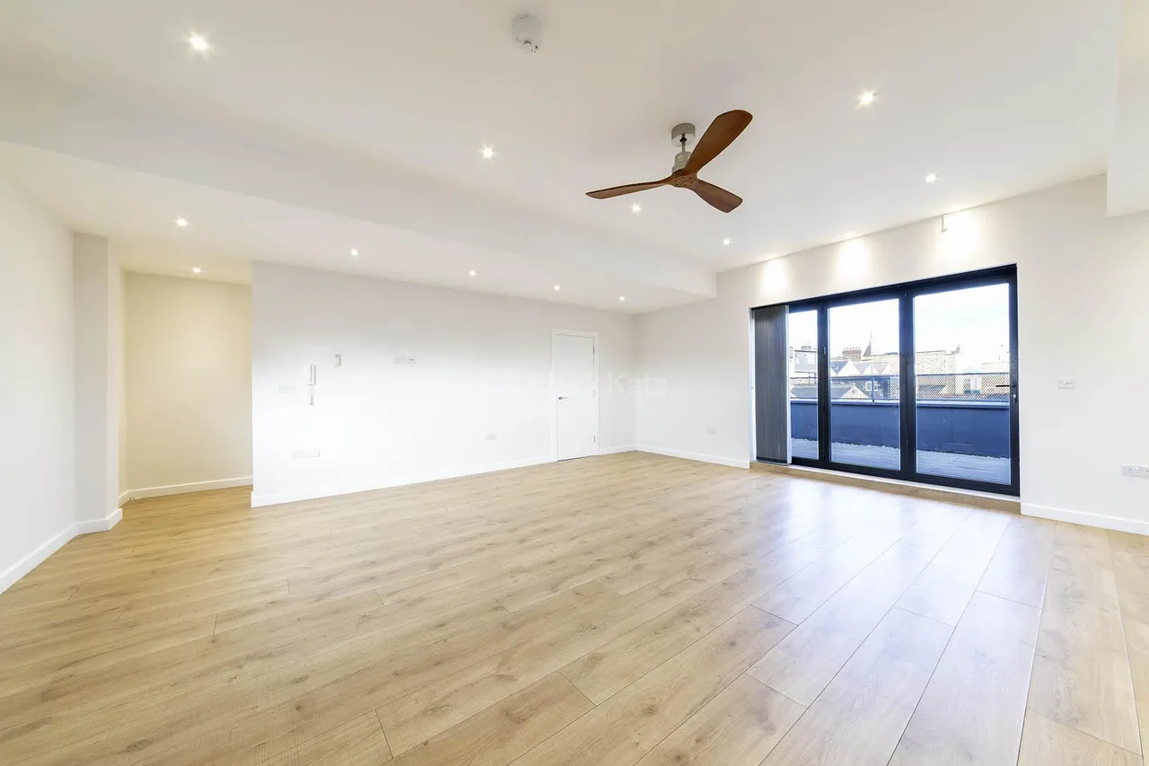 Oaklands Road, NW2, photo 3