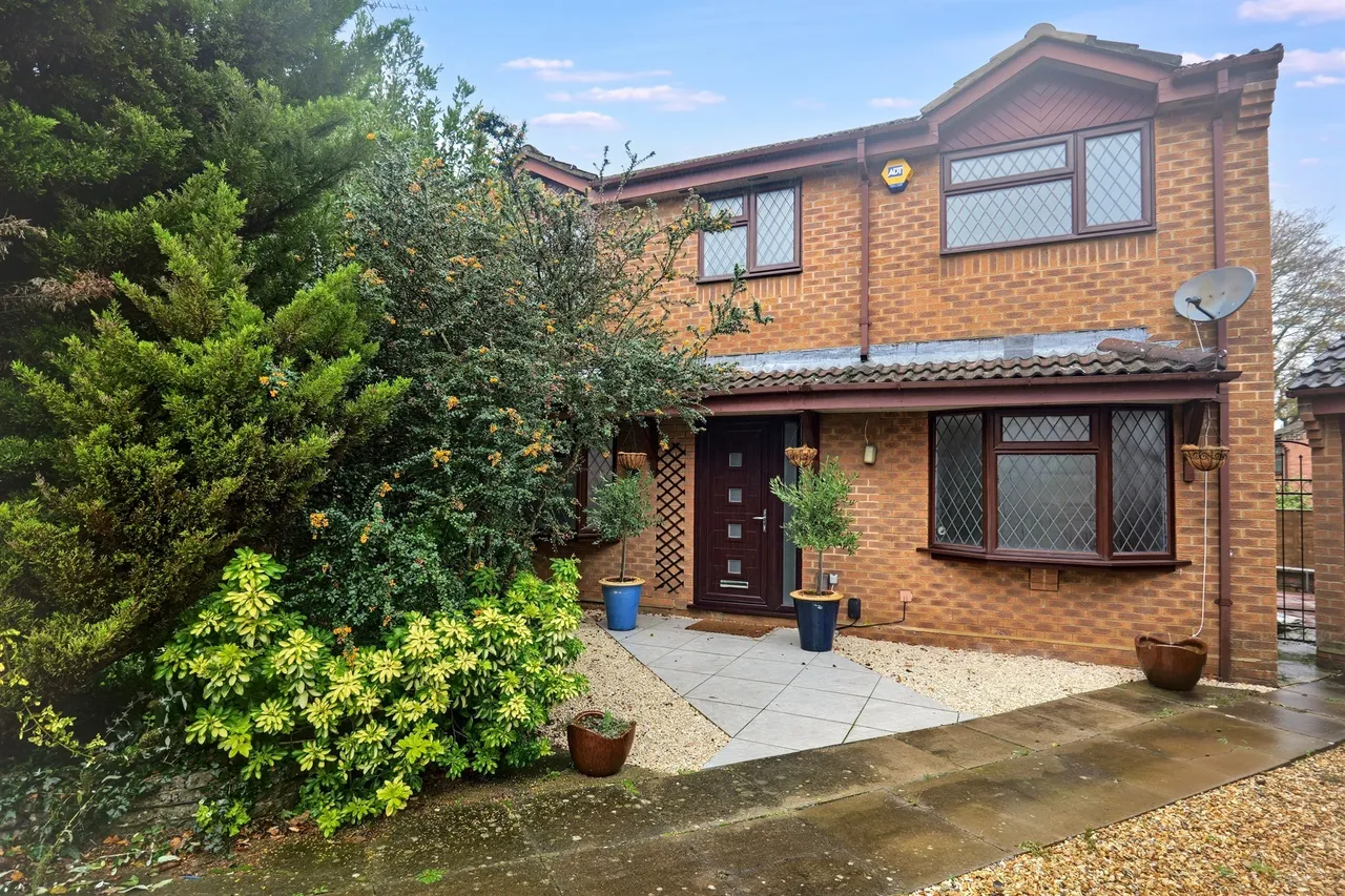 4 bed house for sale — Adur Close, West End, Southampton