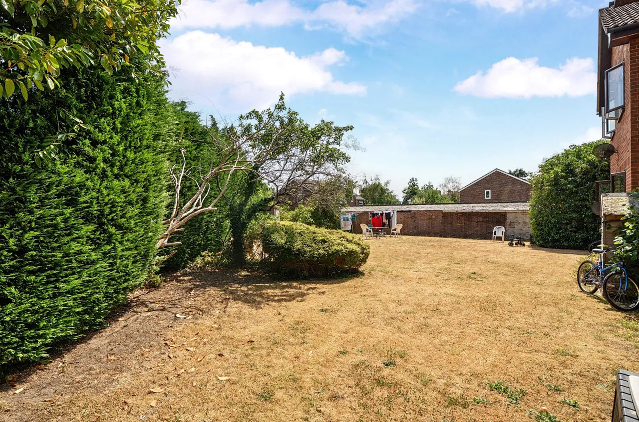 Belvedere Close, Guildford, GU2, photo 3