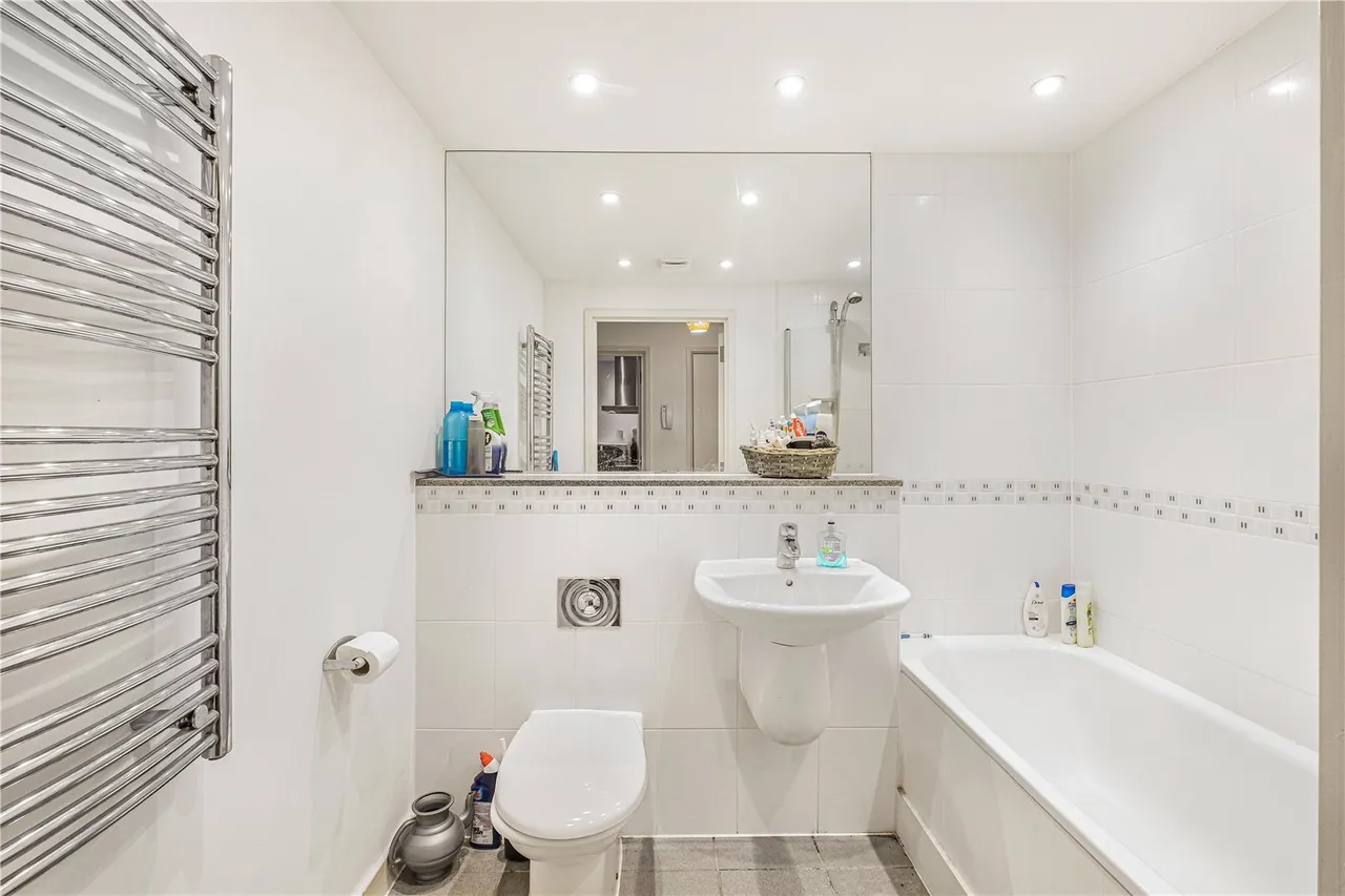 Warton Road, London, E15, photo 3
