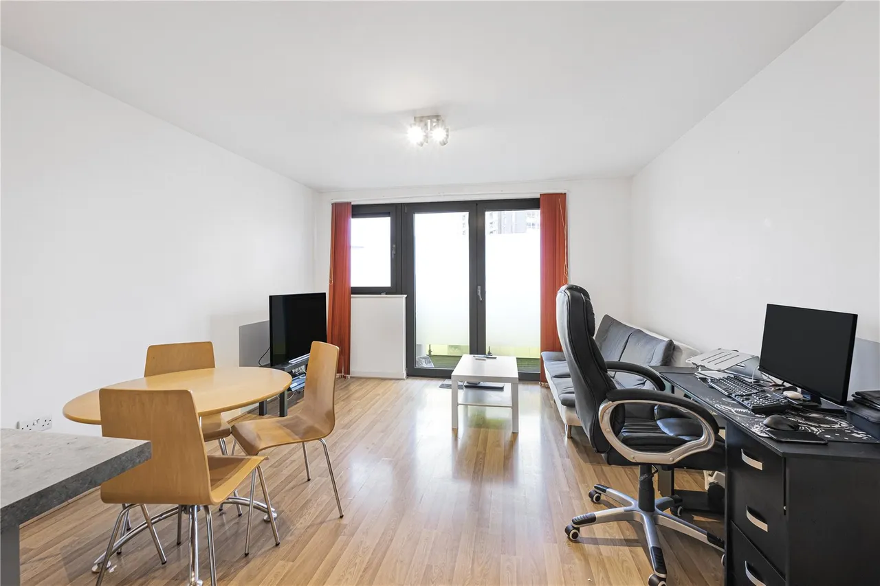 Warton Road, London, E15, photo 4