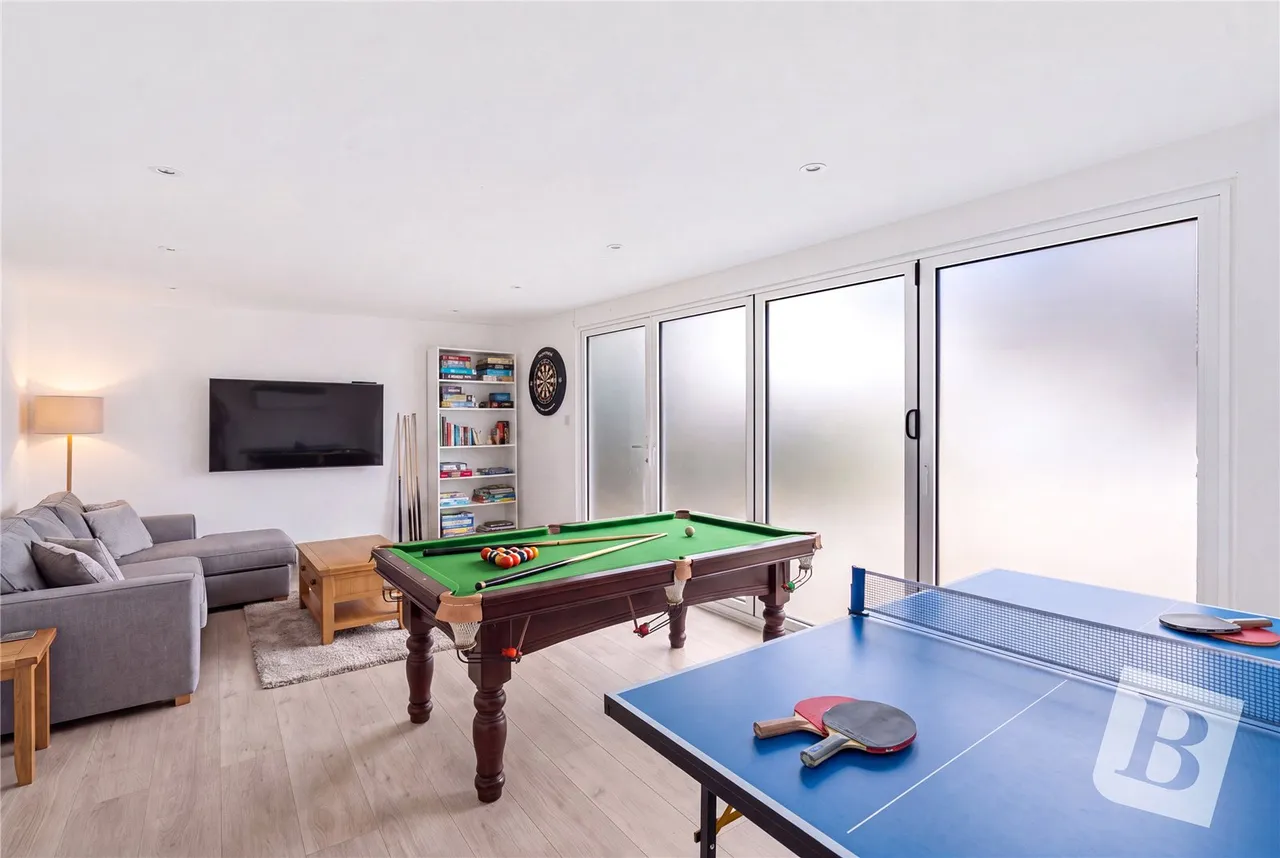 Mulberry Close, Gidea Park, RM2, photo 9