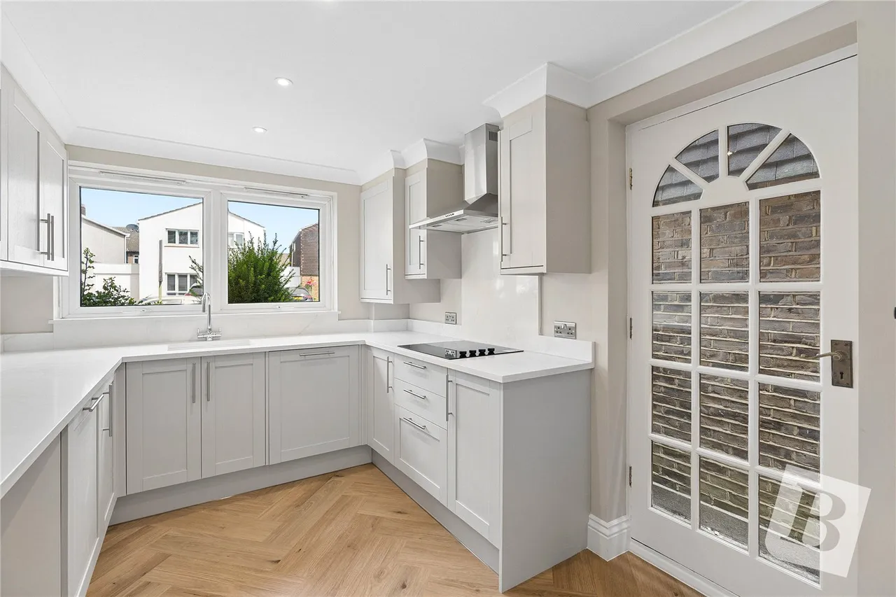 Mulberry Close, Gidea Park, RM2, photo 3