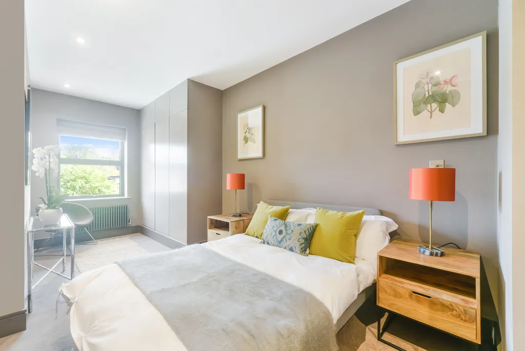 Roehampton High Street, London, SW15, photo 3