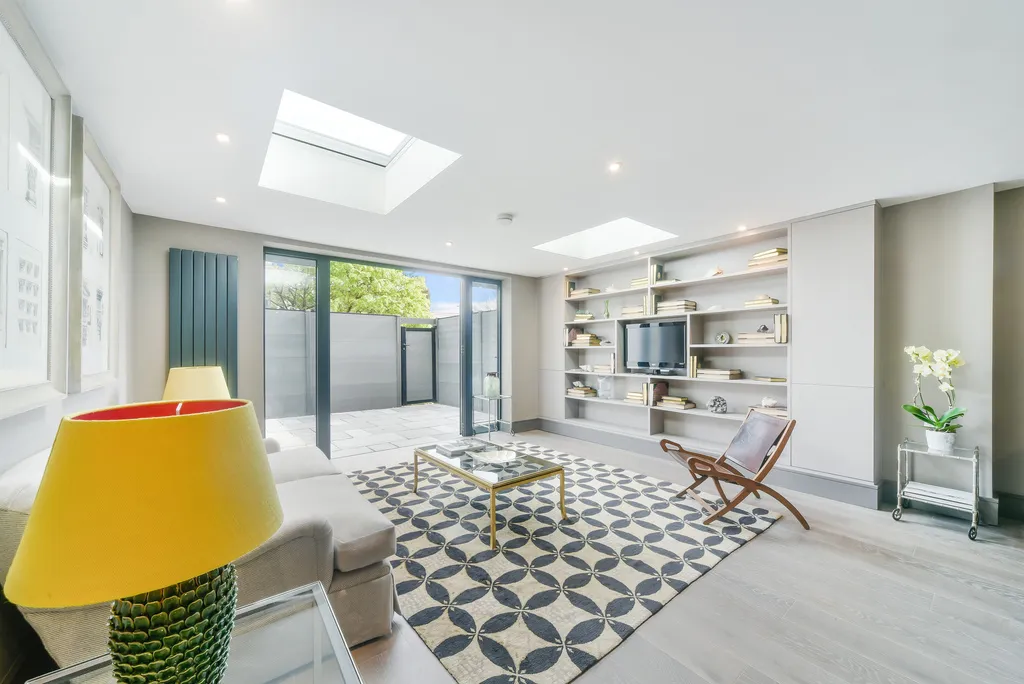 Roehampton High Street, London, SW15, photo 2