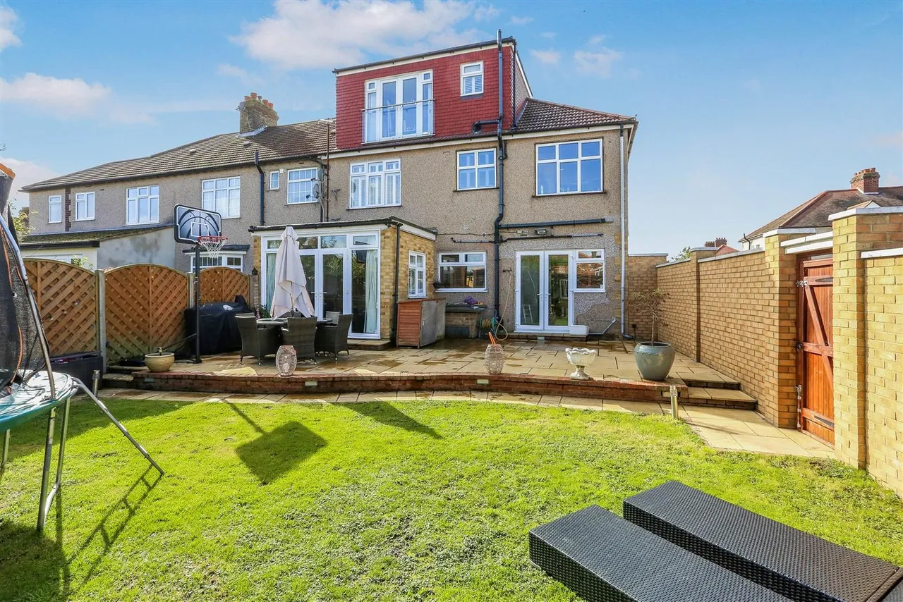 Carlton Crescent, Cheam, SM3 9TS, photo 11