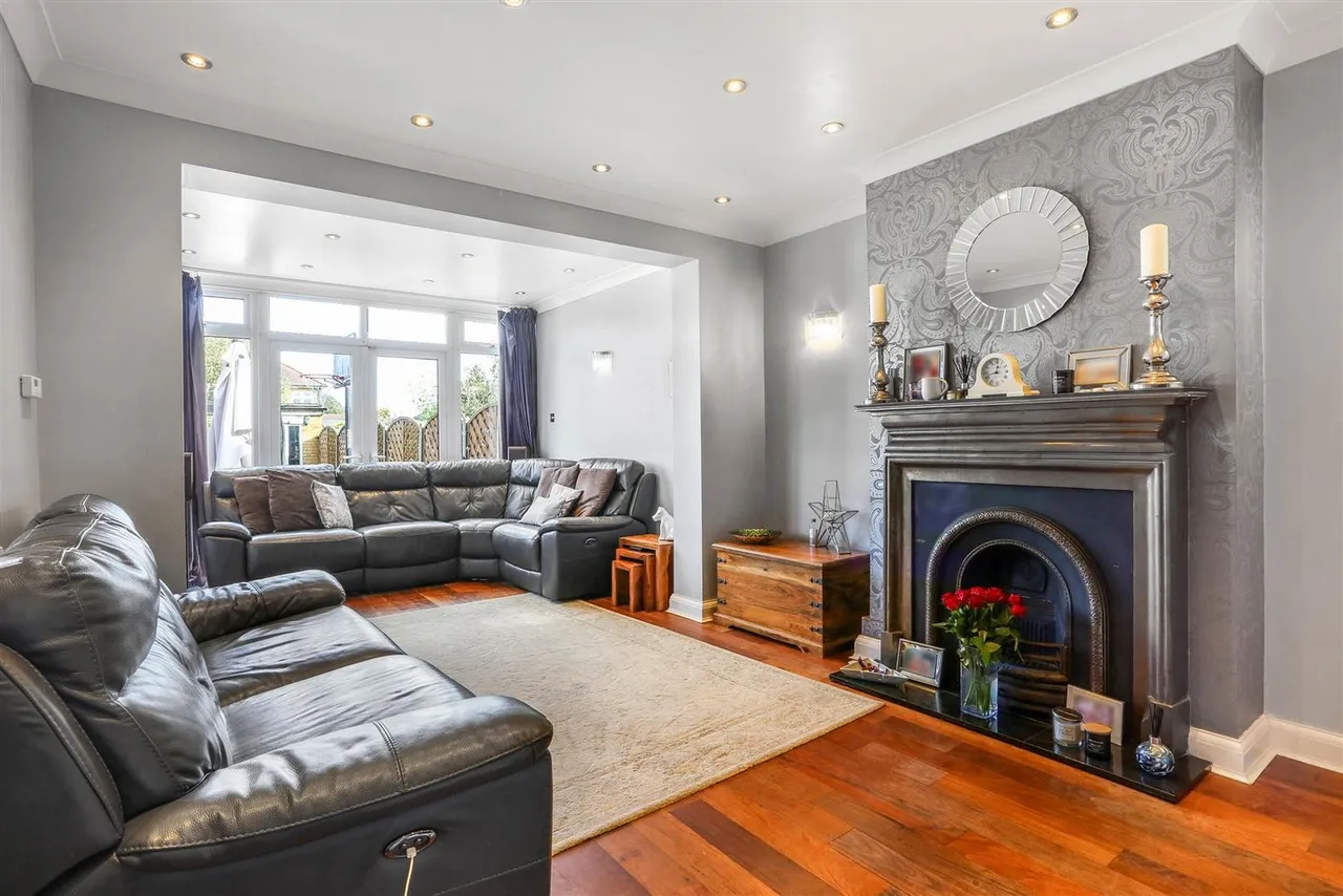 5 bed house for sale — Carlton Crescent, Cheam, SM3 9TS