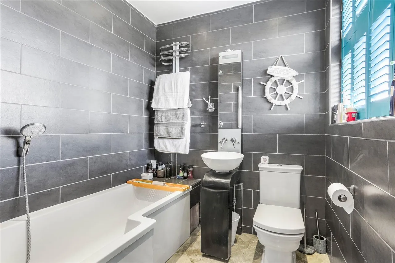 Carlton Crescent, Cheam, SM3 9TS, photo 23