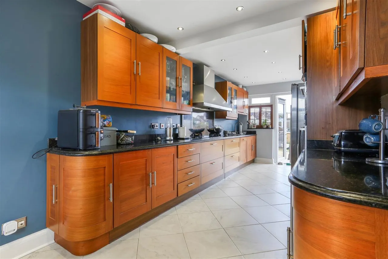 Carlton Crescent, Cheam, SM3 9TS, photo 6