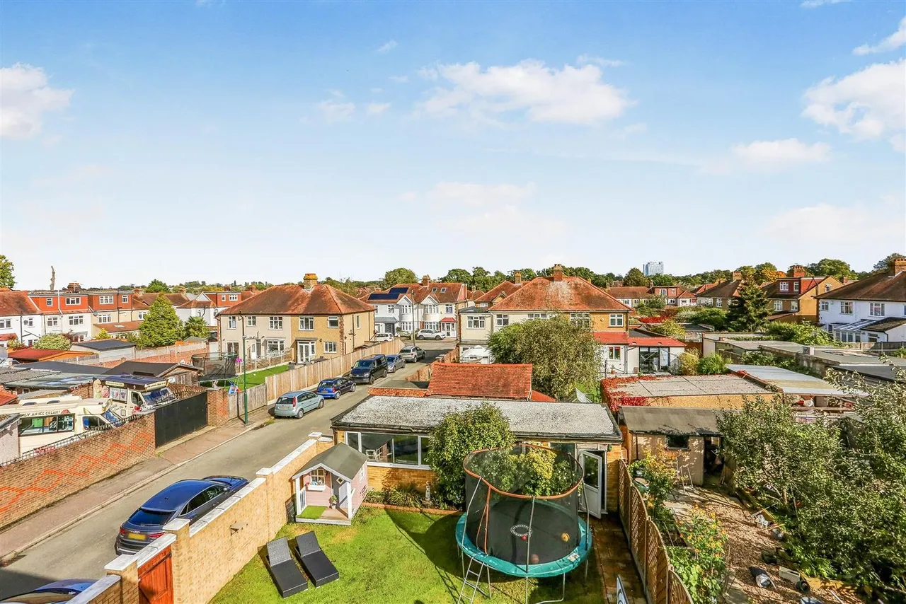 Carlton Crescent, Cheam, SM3 9TS, photo 10