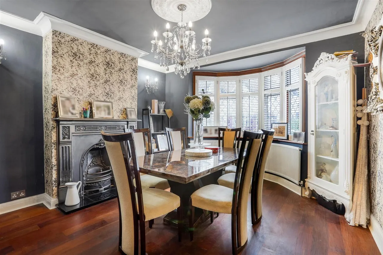 Carlton Crescent, Cheam, SM3 9TS, photo 2