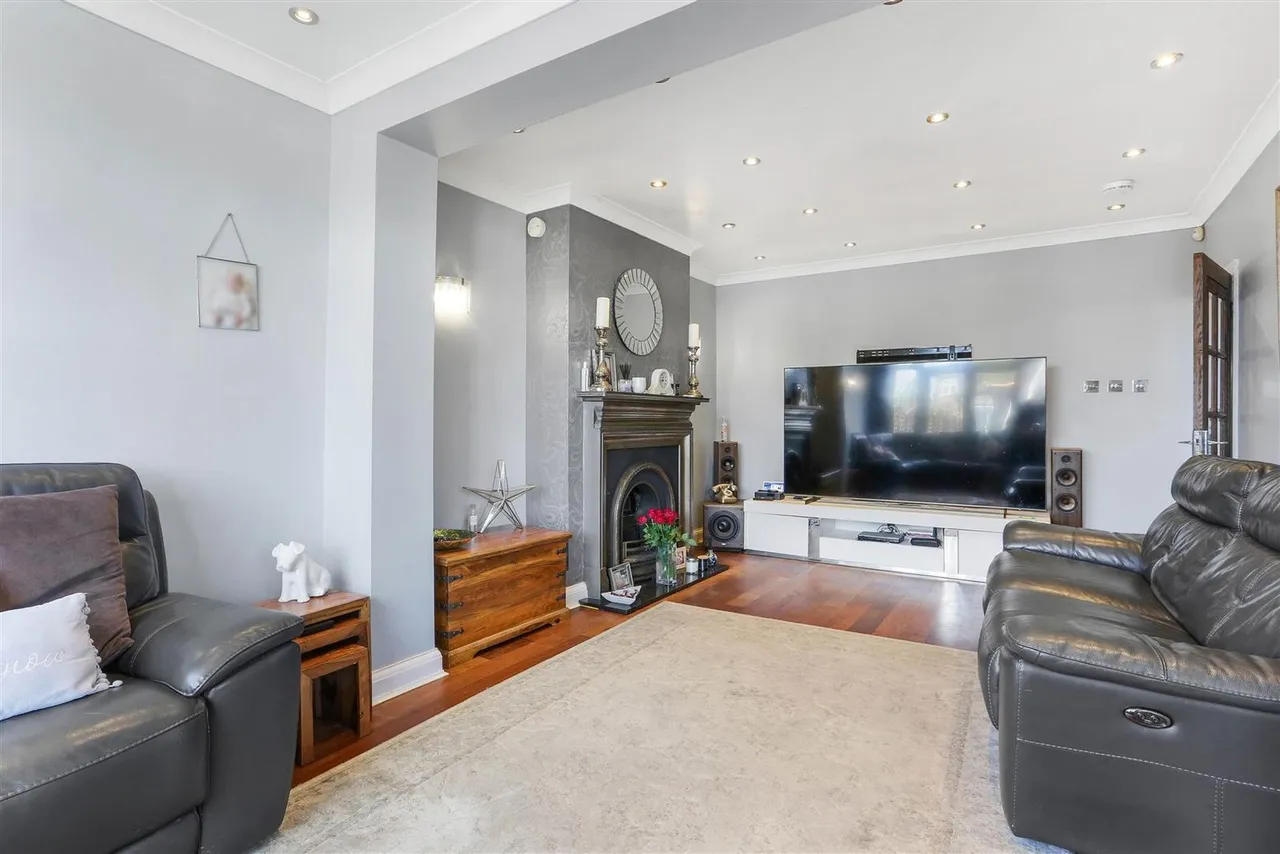Carlton Crescent, Cheam, SM3 9TS, photo 12