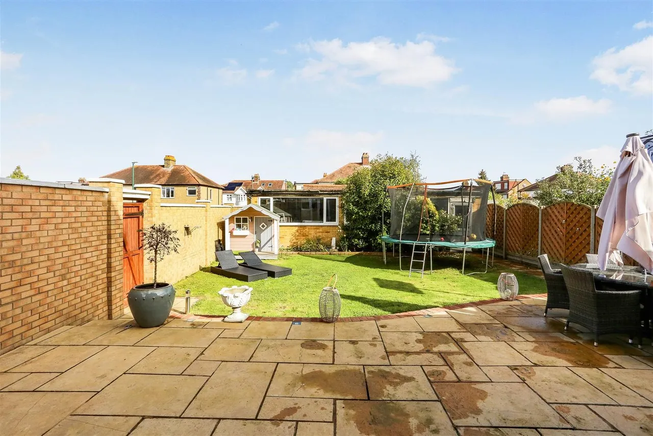 Carlton Crescent, Cheam, SM3 9TS, photo 3