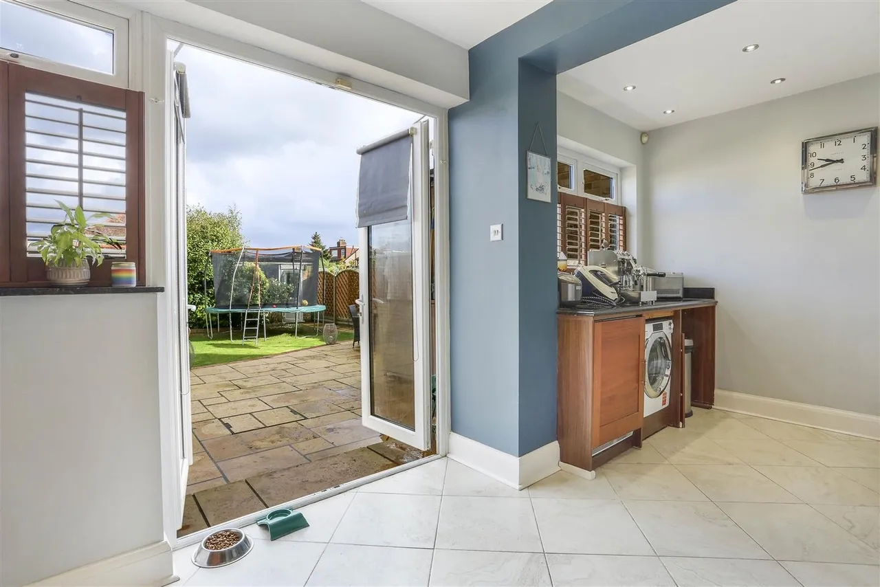 Carlton Crescent, Cheam, SM3 9TS, photo 9