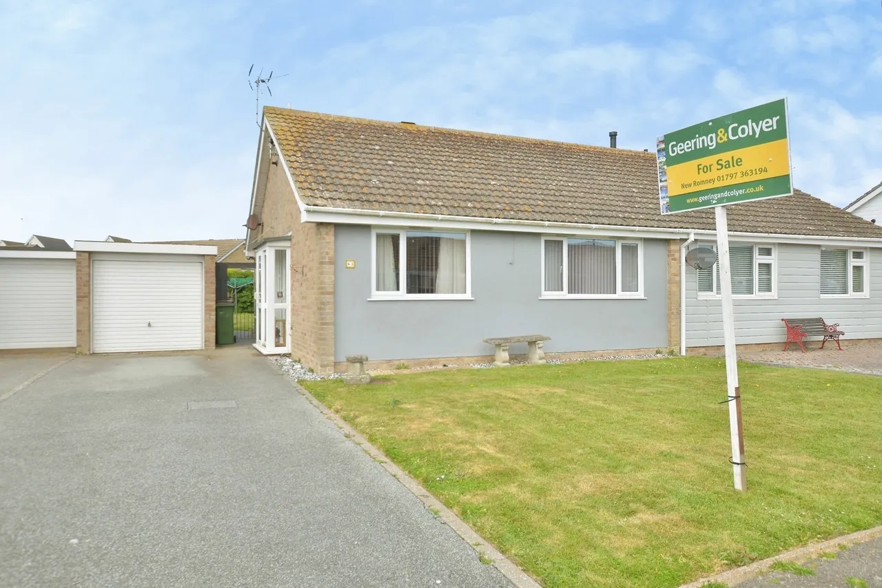 2 bed house for sale — The Fairway, Dymchurch, Romney Marsh, Kent, TN29