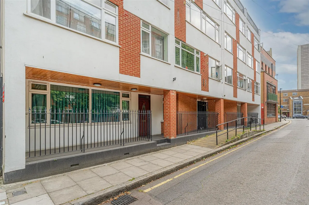 3 bed flat for sale, Johnson Street, London