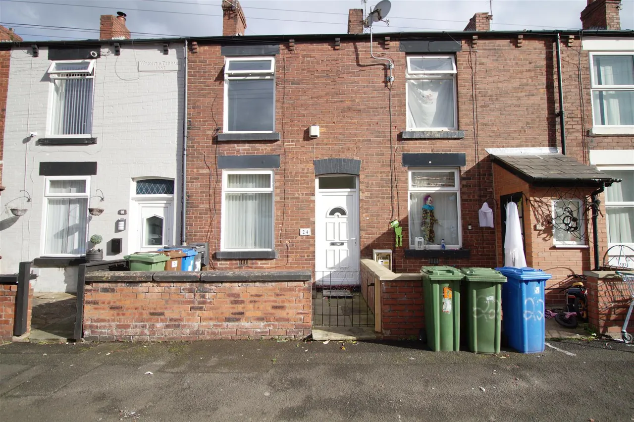2 bed house to rent, Osborne Road, Denton