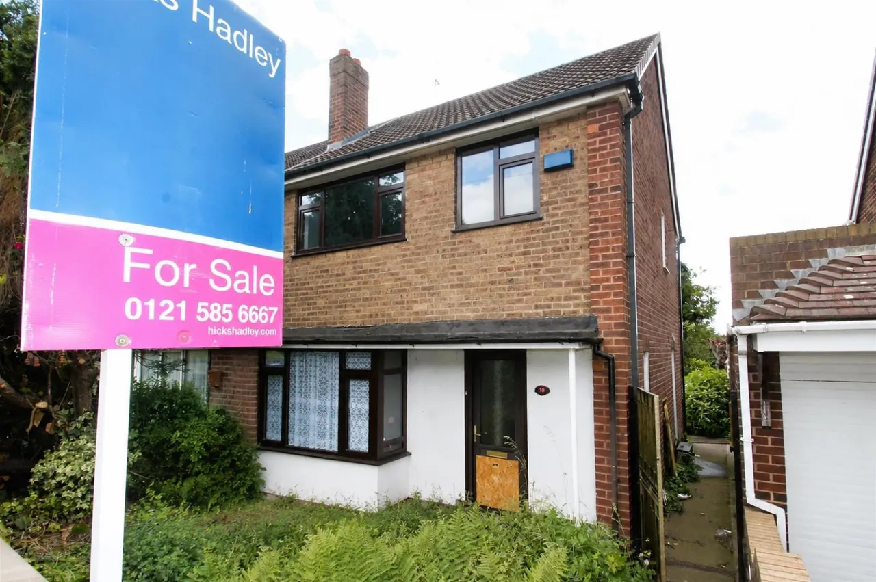 3 bed property for sale — Walton Close, Rowley Regis