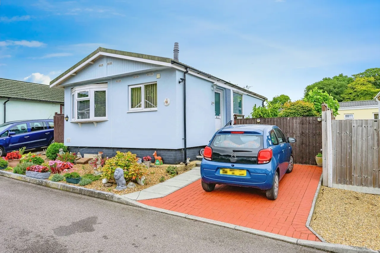 2 bed mobile home for sale — Collins Wood, Residential Park, Caddington, Luton, LU1